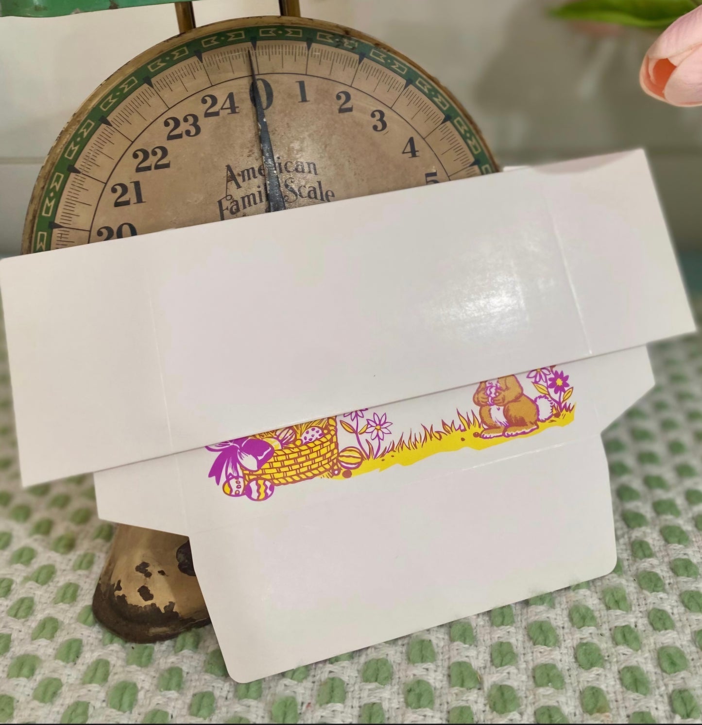 Easter 1 Lb Vintage Style Happy Easter Box 5 Count